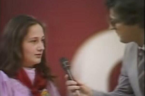 LEONTINA JE BILA JEDNA OD MINJINIH MUZIČKIH KLINACA! Pevačica plače kao kiša zbog smrti voditelja! (VIDEO)