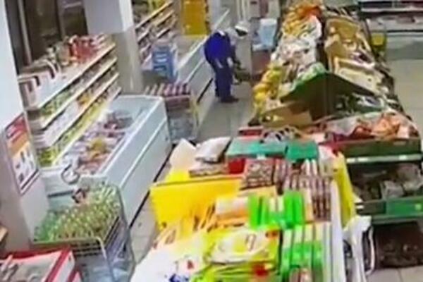 DEZINFIKOVAO PRODAVNICU PA OTROVAO 2 OSOBE: Baka i unuka stradale nakon što su pojele LUBENICU! (VIDEO)