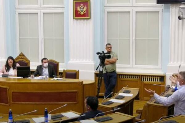 ŽUČNA RASPRAVA U CETINJSKOM PARLAMENTU: Odbornici URA napustili sednicu (VIDEO)