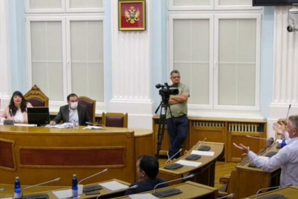 ŽUČNA RASPRAVA U CETINJSKOM PARLAMENTU: Odbornici URA napustili sednicu (VIDEO)