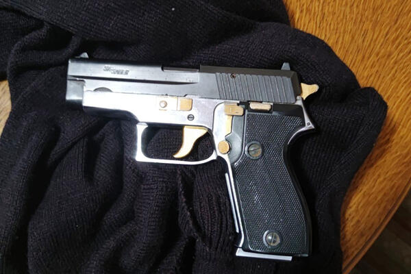 PODNETE KRIVIČNE PRIJAVE PROTIV MUŠKARCA (37) SA ZVEZDARE: U stanu pronađeni NAFTNI DERIVATI I PIŠTOLJ!