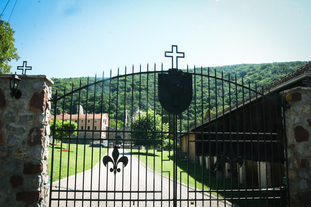 Deda joj 6. aprila sravnio Beograd i streljao 100 za 1! Ona se zamonašila usred Srbije, zbog Patrijarha Pavla je...