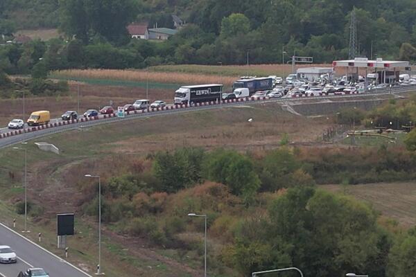 GRAĐANI POŽURILI NA VRUĆ KUPUS U MRČAJEVCIMA: Saobraćajni kolaps na Ibarskoj, kolone dugačke preko dva kilometra!