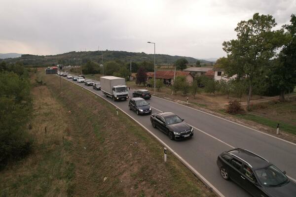 NA GRANIČNIM PRELAZIMA SE UVELIKO STVARAJU GUŽVE: Evo gde je NAJKRITIČNIJE, imajte STRPLJENJA!