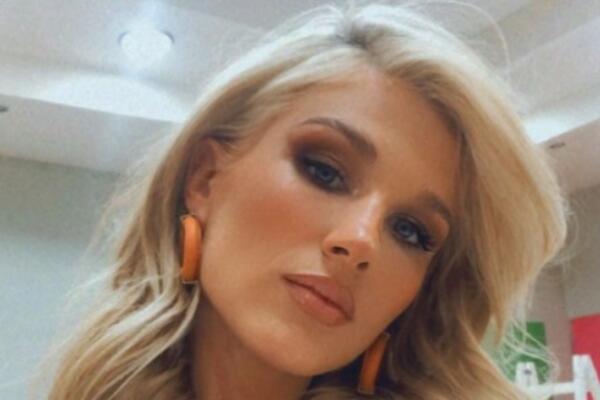 FOTOGRAFIJA MESECA! Naša pevačica je svojom objavom ODUŠEVILA PRATIOCE, zaista je ČAROBNO! (FOTO)