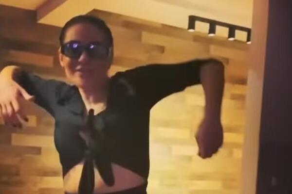 ŠOKANTNI SNIMAK! Ana Nikolić priča o "SMAKU SVETA", ustaje i MLATARA RUKAMA! Komentari samo PLJUŠTE! (VIDEO)