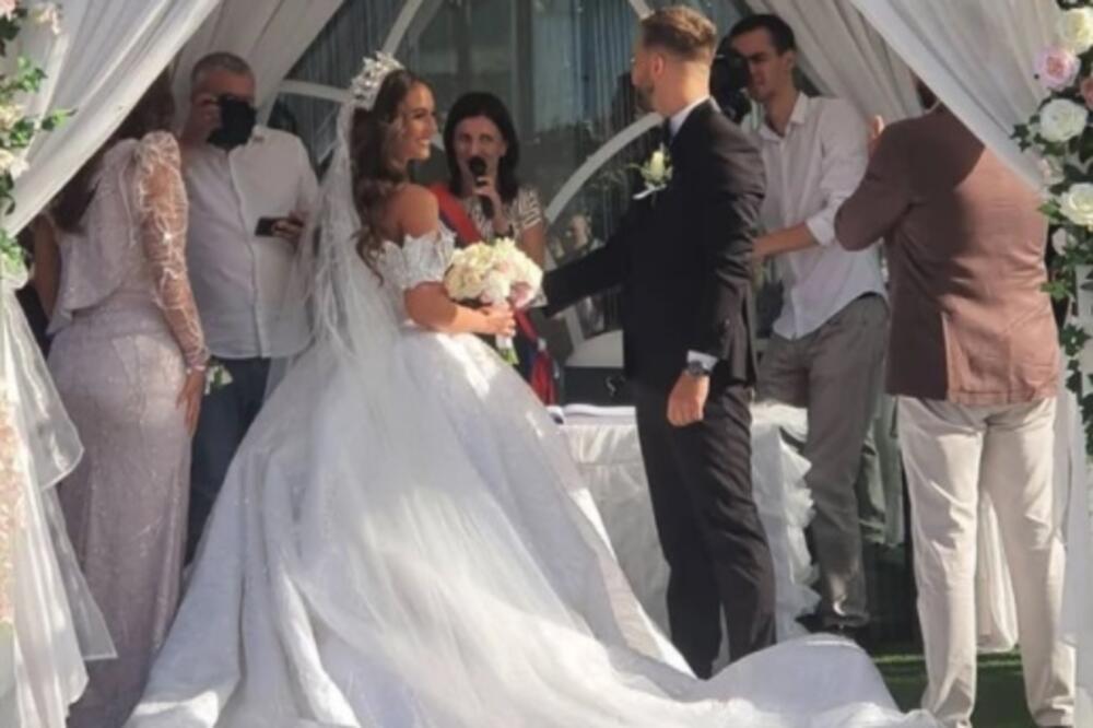 MLADA KAO PRINCEZA IZ BAJKE! Evo kako izgledaju DŽEHVEROVIĆI: Ovakvu venčanicu niste skoro VIDELI! (FOTO)