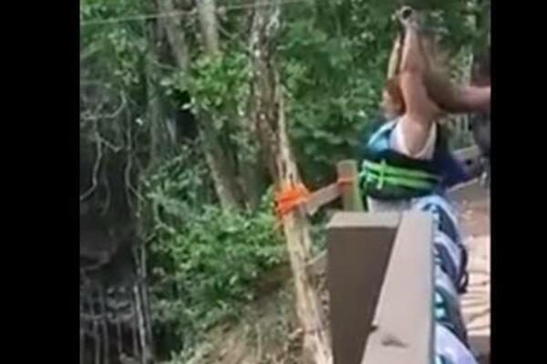 PUNIJA GOSPOĐA JE HTELA DA SE SPUSTI ZIPLAJNOM: Nadamo se da je sve u redu s njom, ovo je STRAŠNO! (VIDEO)