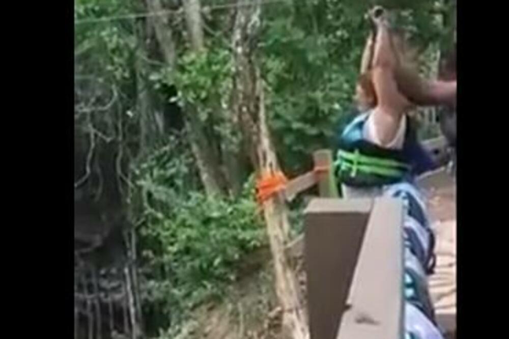 PUNIJA GOSPOĐA JE HTELA DA SE SPUSTI ZIPLAJNOM: Nadamo se da je sve u redu s njom, ovo je STRAŠNO! (VIDEO)