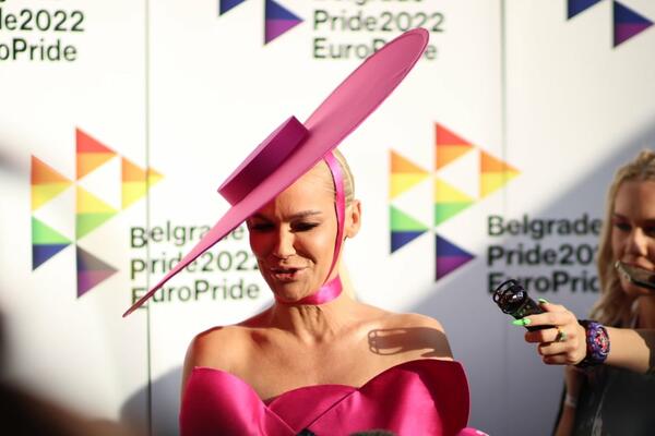 NATAŠA BEKVALAC DOŠLA NA PRAJD OBUČENA KAO DIVA, PA ŠOKIRALA: "Ja nisam podrška, ja sam DEO LGBT zajednice"
