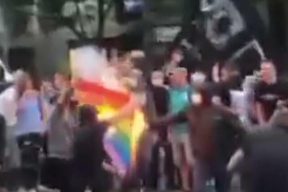 UŽASNE SCENE U CENTRU BEOGRADA: Gori zastava, poručuju se STRAVIČNE STVARI! (VIDEO)