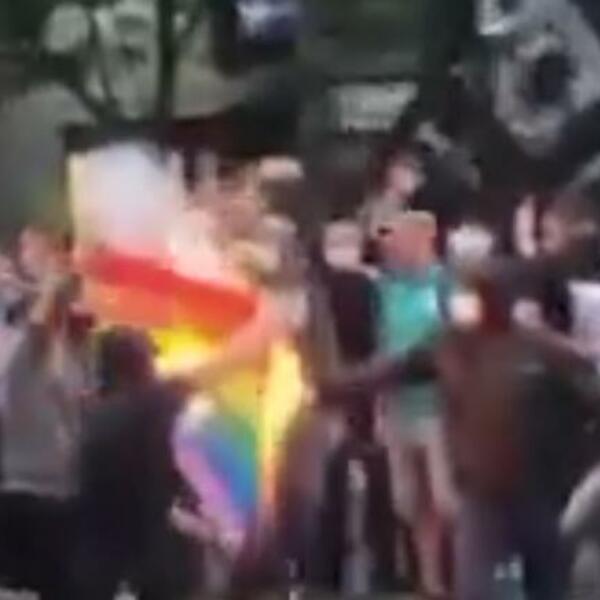 UŽASNE SCENE U CENTRU BEOGRADA: Gori zastava, poručuju se STRAVIČNE STVARI! (VIDEO)