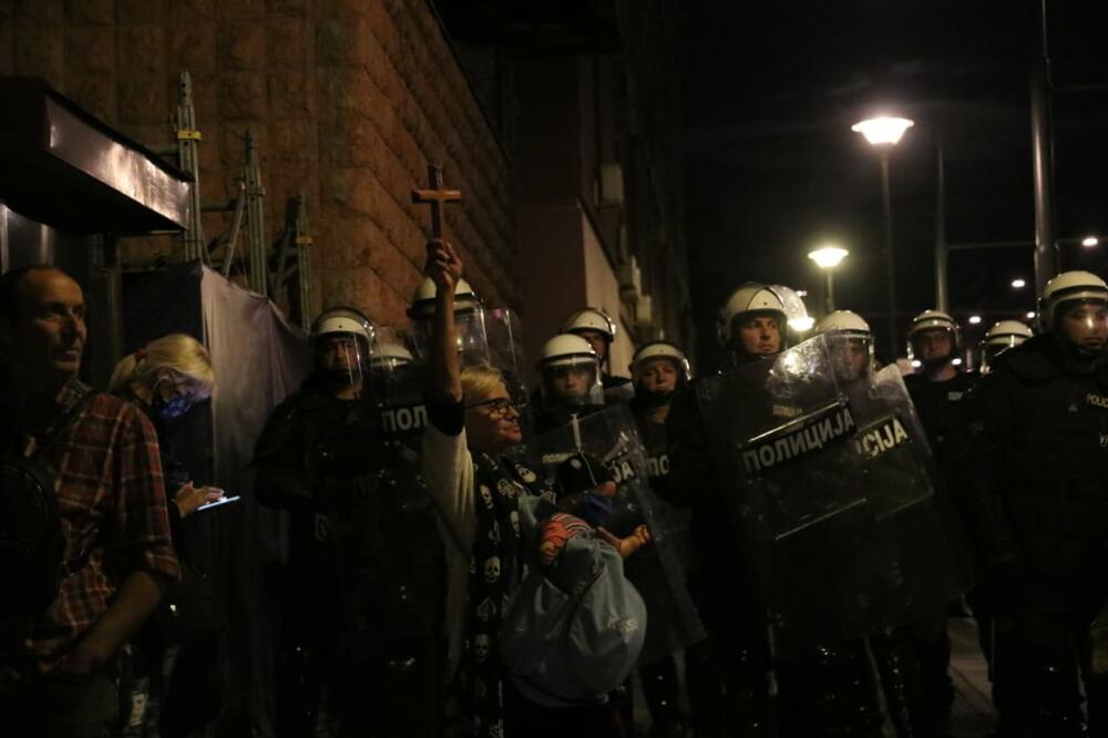 3.700 POLICAJACA ČUVALO MIR NA ULICAMA BEOGRADA: Nije bilo povređenih na SVU SREĆU!