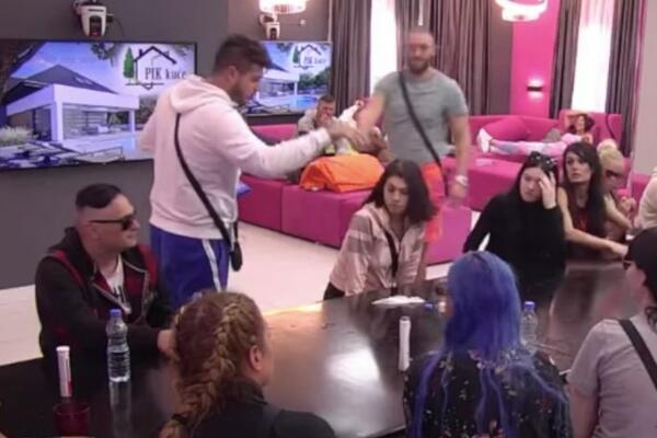 DEJAN JOJ REKAO DA TRŽI TEST ZA TRUDNOĆU, STIŽE BEBA U ZADRUGU? - "Boli me stomak, skuplja mi se kiselina"