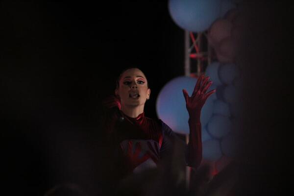 UMREĆETE OD SMEHA KADA VIDITE FACU SARE JO U MOMENTU KADA KONSTRAKTA POBEĐUJE: Video!