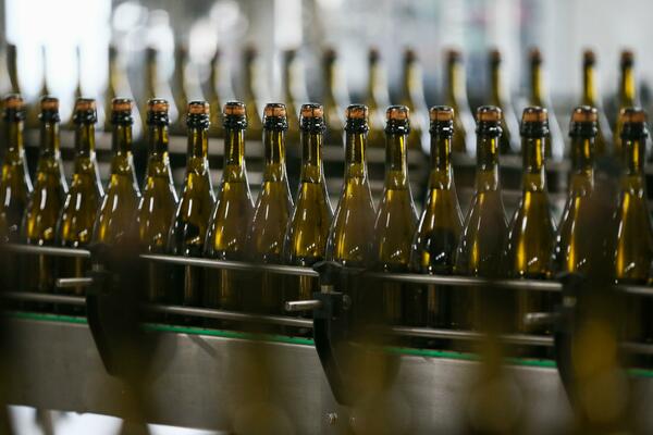 "ZABRANJENI ŠAMPANJAC": Šta se to dešava na relaciji Rusija - Francuska?