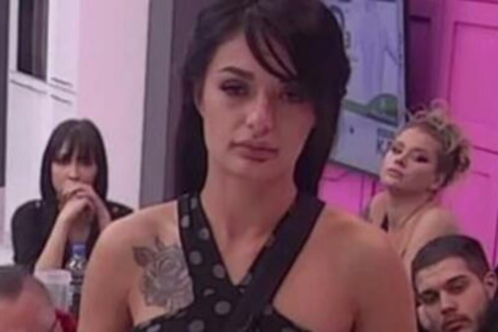 ISPLIVALA FOTOGRAFIJA MALE VIKTORIJE IZ PERIODA KADA JE SILOVAO SVEŠTENIK! (FOTO)