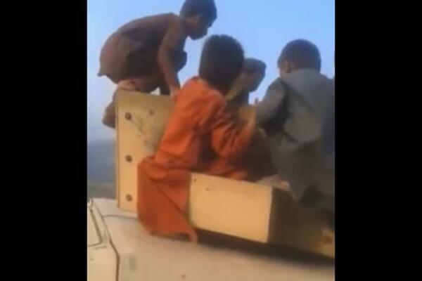 KAKAV SNIMAK IZ AVGANISTANA: Pogledajte šta rade ova DECA i dobro razmislite o SVEMU! (VIDEO)