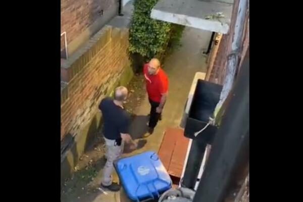 ŽESTOKA TUČA U DVORIŠTU: Tip u crvenoj majici je dobio OZBILJNE BATINE, a nije delovalo da će tako biti! (VIDEO)