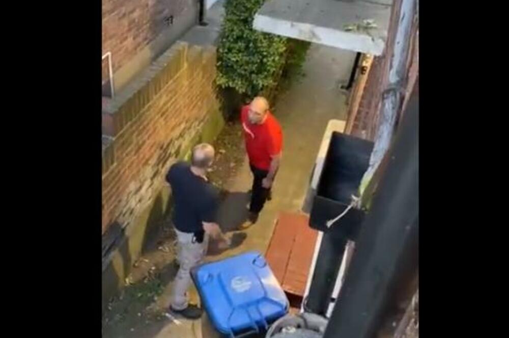 ŽESTOKA TUČA U DVORIŠTU: Tip u crvenoj majici je dobio OZBILJNE BATINE, a nije delovalo da će tako biti! (VIDEO)