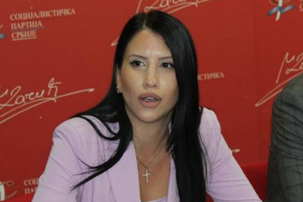 DA LI JE OVO NAJLEPŠA NARODNA POSLANICA? Pojavila se u skupštini i svi gledali u nju! Pogledajte i zašto! ZASENILA