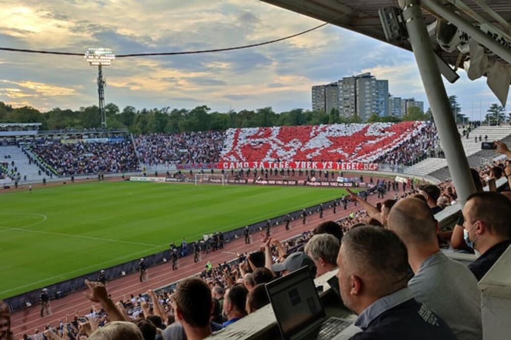 VRUĆA ATMOSFERA NA POČETKU DERBIJA: "Grobari" i "Delije" priredili sjajne koreografije! (FOTO)
