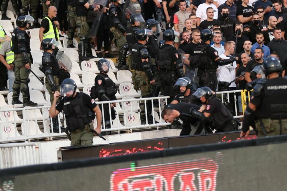 IZBILA TUČA NA DERBIJU, SVE SEVALO: Hitno reagovala ŽANDARMERIJA, Grobari se ponovo MEĐUSOBNO MAKLJALI! (FOTO)