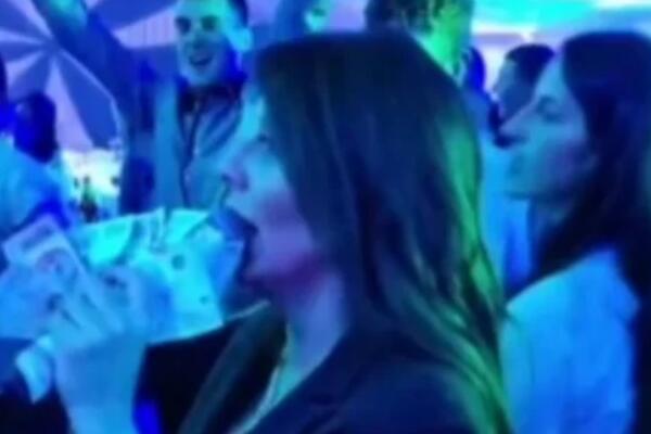 OLJA U PAR MINUTA ZARADI NEČIJU MESEČNU PLATU! Bacali PARE PO PEVAČICI, iz ruku samo ISPADA! (FOTO)