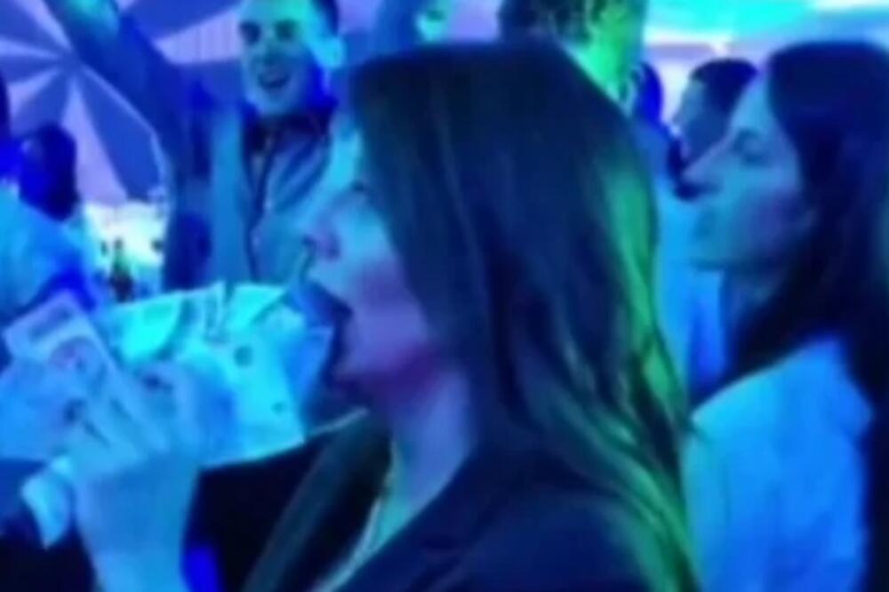 OLJA U PAR MINUTA ZARADI NEČIJU MESEČNU PLATU! Bacali PARE PO PEVAČICI, iz ruku samo ISPADA! (FOTO)