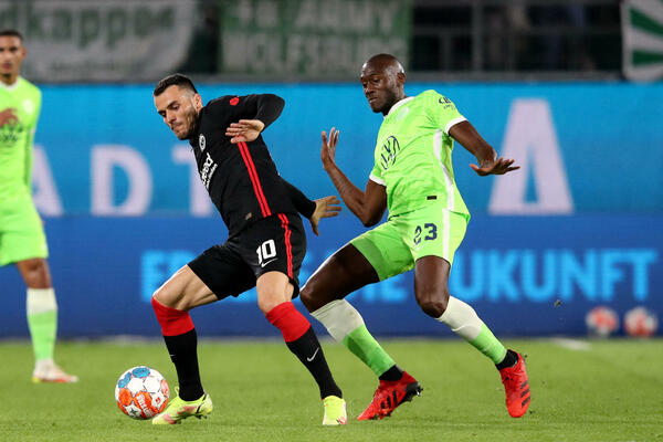 KOSTIĆ ODIGRAO JOŠ JEDNU DOBRU UTAKMICU: Ajntraht zaustavio niz pobeda Volfsburga (FOTO)