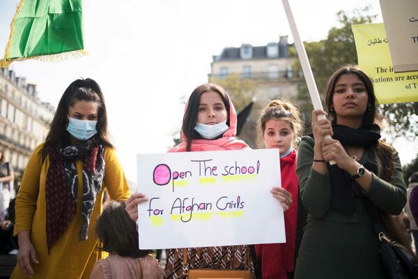 "TRAŽIMO OD TALIBANA DA OTVORE NAŠE ŠKOLE ŠTO JE PRE MOGUĆE": Protest 13 devojčica u Heratu!
