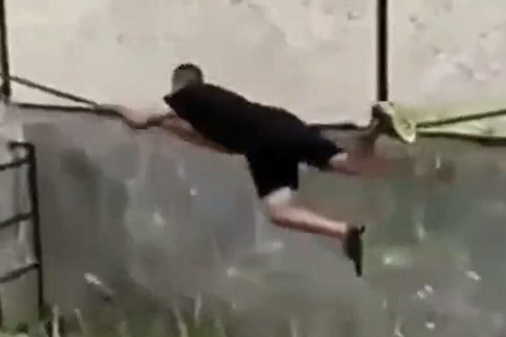 NE POKUŠAVAJTE OVO KOD KUĆE! Mladić mislio da je hrabar, pa udario glavom o BETON! (VIDEO)