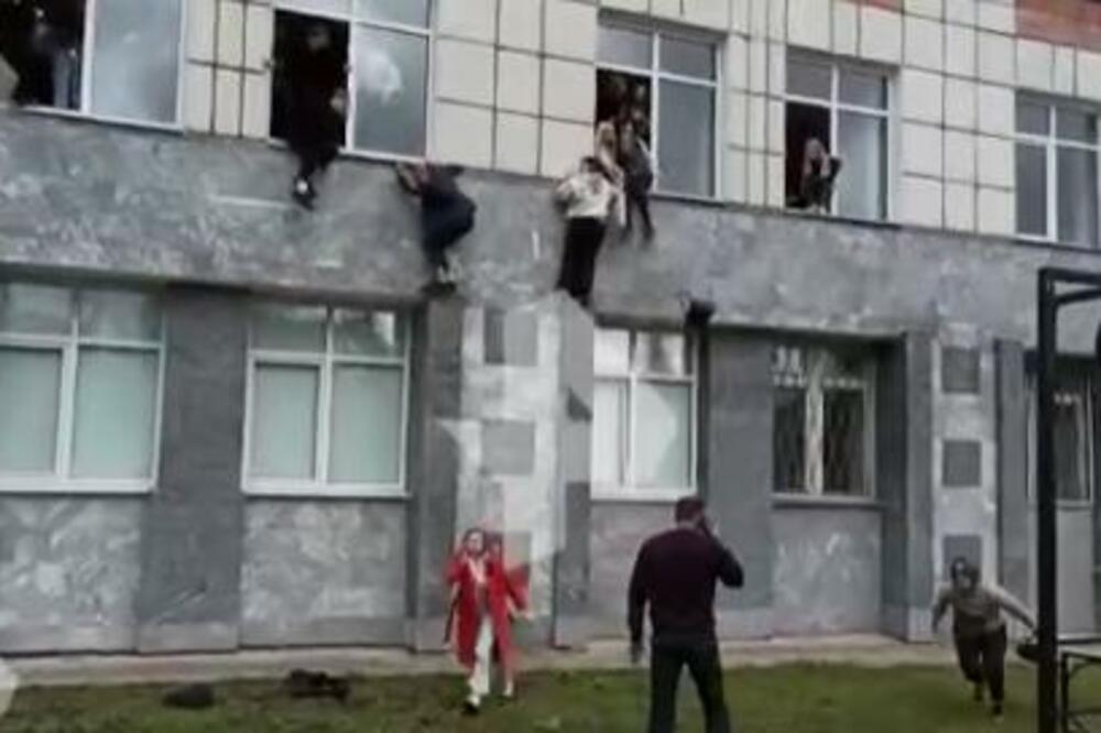 NEPOZNATA OSOBA OTVORILA VATRU NA UNIVERZITETU U RUSIJI: Ljudi bežali kroz prozore, više osoba POGINULO! (VIDEO)