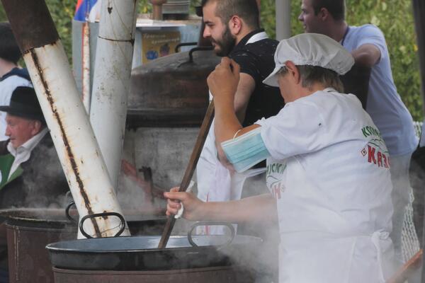KRČKAJU SE ČVARCI, PASULJ I RAKIJA U KAZANIMA: "Kosmajski kazan" čuva srpski duh kroz domaće specijalitete (FOTO)