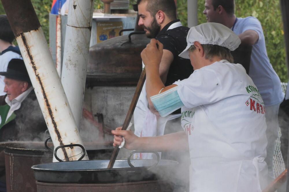 KRČKAJU SE ČVARCI, PASULJ I RAKIJA U KAZANIMA: "Kosmajski kazan" čuva srpski duh kroz domaće specijalitete (FOTO)