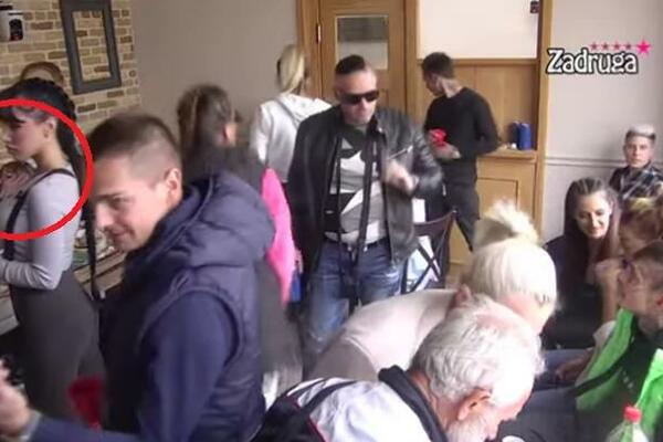 PONELA IH STRAST PA ZABORAVILI NA KAMERE! PAO PRVI POLJUBAC IZMEĐU JANJUŠA I MARIJANE: Uhvaćeni na delu! (FOTO)