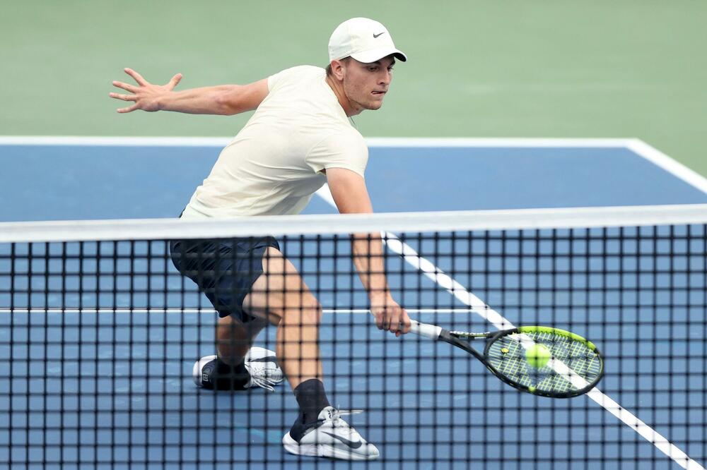 KECMANOVIĆ LAKO SAVLADAO VETERANA: Sada sledi pravi izazov, drugi nosilac na turniru