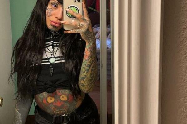 AMERIKANKA OSLEPILA DOK JE TETOVIRALA OČNE JABUČICE: Šta je navelo na ovakav izazov?