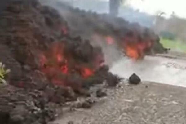 LUKSUZNU KUĆU PROGUTALA LAVA! Vlasnici imali šta da vide kroz prozor, pola doma im NESTALO! (VIDEO)