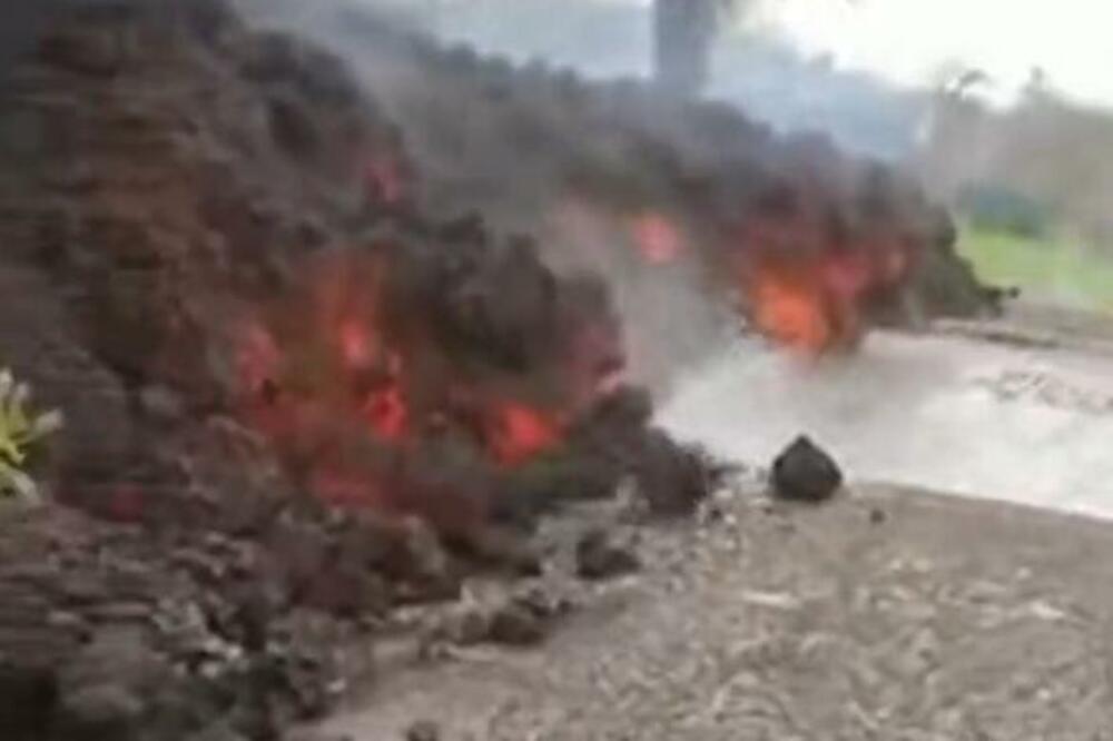 LUKSUZNU KUĆU PROGUTALA LAVA! Vlasnici imali šta da vide kroz prozor, pola doma im NESTALO! (VIDEO)