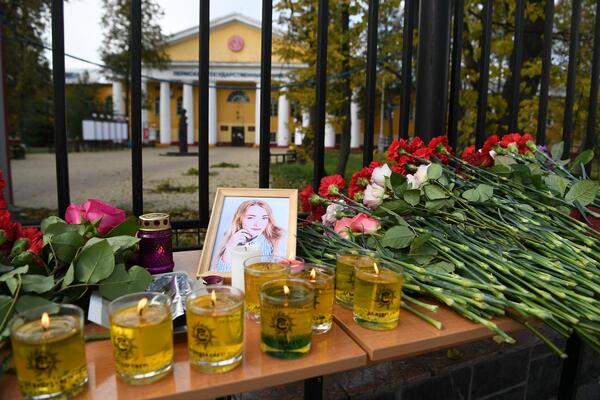 RUSIJA ZAVIJENA U CRNO: Ruže, sveće i suze ispred univerziteta u kom je student UBIO šestoro ljudi! (FOTO)
