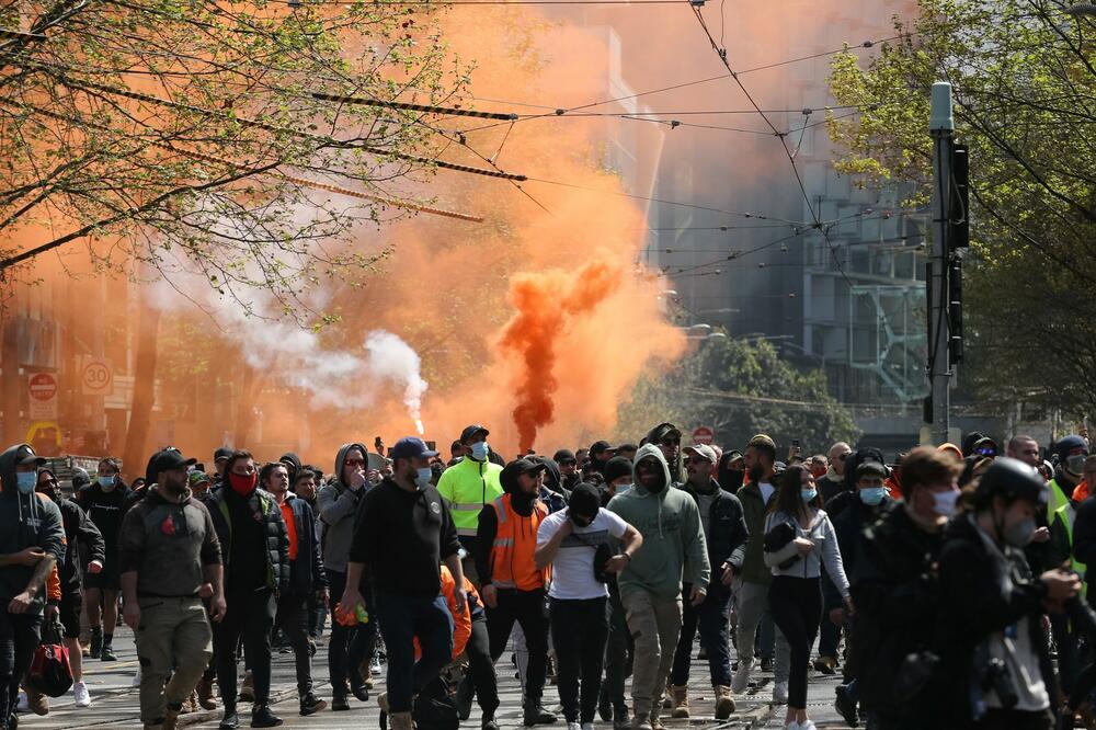 "OČEVI, DRŽITE LEĐA MAJKAMA!": Protest zbog kovid mera i vakcinacije u Hrvatskoj, građani BESNI