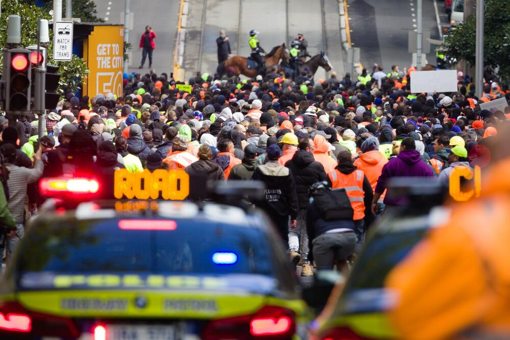 LEPKOM SE ZALEPILI ZA PUTEVE! Protesti u Nemačkoj, blokirali saobraćaj