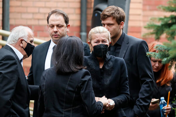 DUDINA PORODICA SLOMLJENA OD BOLA: Supruga ne može da sakrije TUGU! (FOTO)