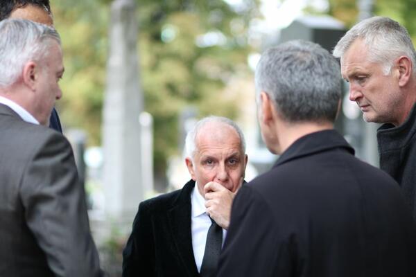 KOŠARKAŠKA LEGENDA STIGLA JE NA ISPRAĆAJ SVOG KUMA: Žoc se poslednji put oprašta od Dude! (FOTO)