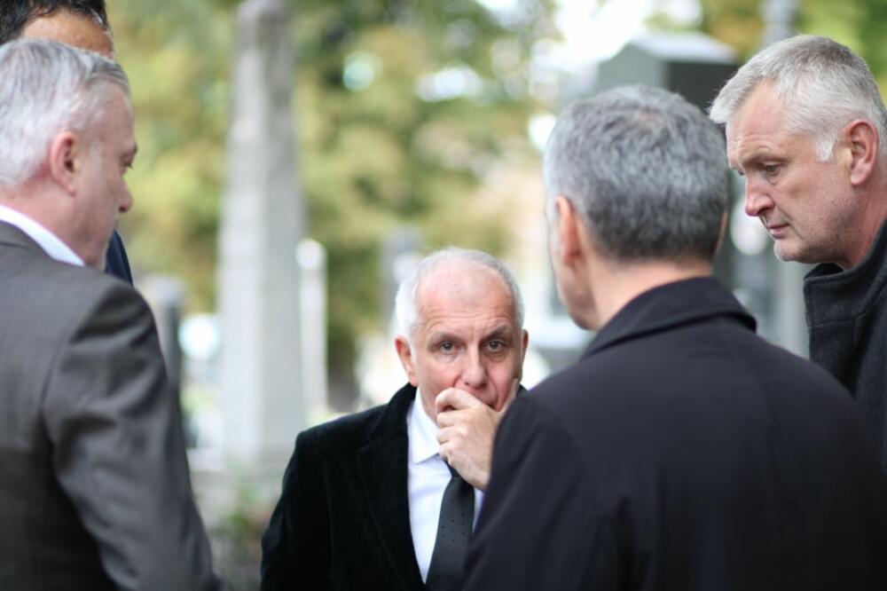 KOŠARKAŠKA LEGENDA STIGLA JE NA ISPRAĆAJ SVOG KUMA: Žoc se poslednji put oprašta od Dude! (FOTO)