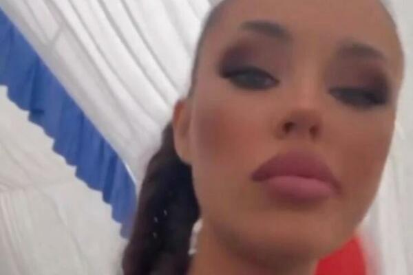 SE*SI MAMA! BOJANA RODIĆ PROŠETALA MINI HALJINICU I POKAZALA VRH LINIJU: Kao da nije bila trudna! (FOTO)