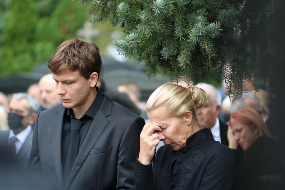 TRENUTAK KOJI SLAMA SRCE: Supruga i sin Dude Ivkovića totalno SKRHANI, bol ne može da se SAKRIJE! (FOTO)