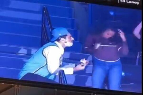 MLADIĆ ZAPROSIO DEVOJKU NA TRIBINAMA, ONA GA ISPALILA I POBEGLA: Košarkašica sada hoće da ga uteši! (VIDEO)