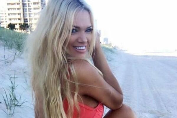 ĐINA (51) JE NAJVRELIJA BAKA NA SVETU: Muškarci je stalno prose, a kad se skine u bikini nastaje HAOS! (FOTO)